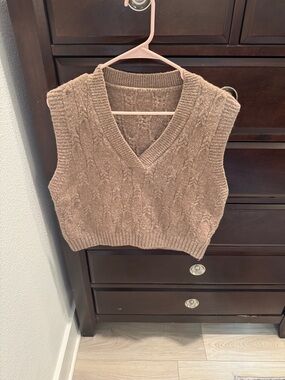 Sleeveless Cable Knit V-Neck Sweater Vest in Taupe